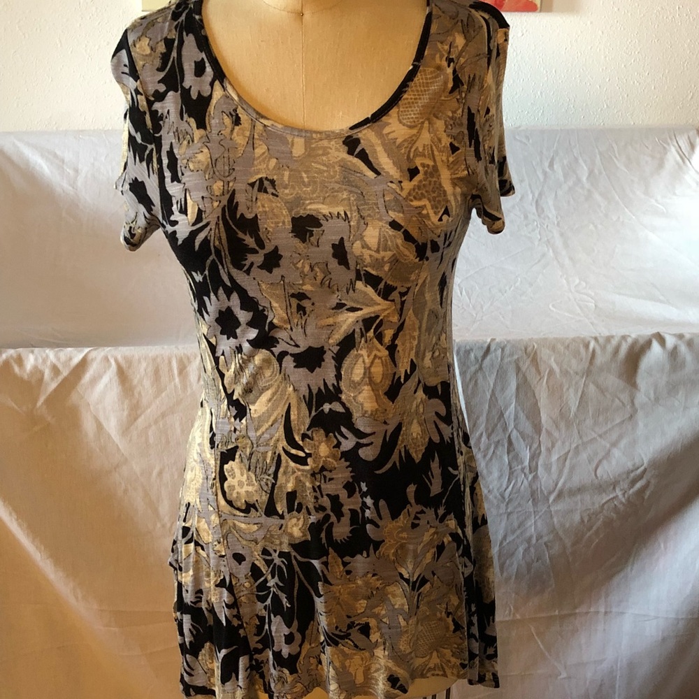 🍷Lightweight flowy tunic🍷